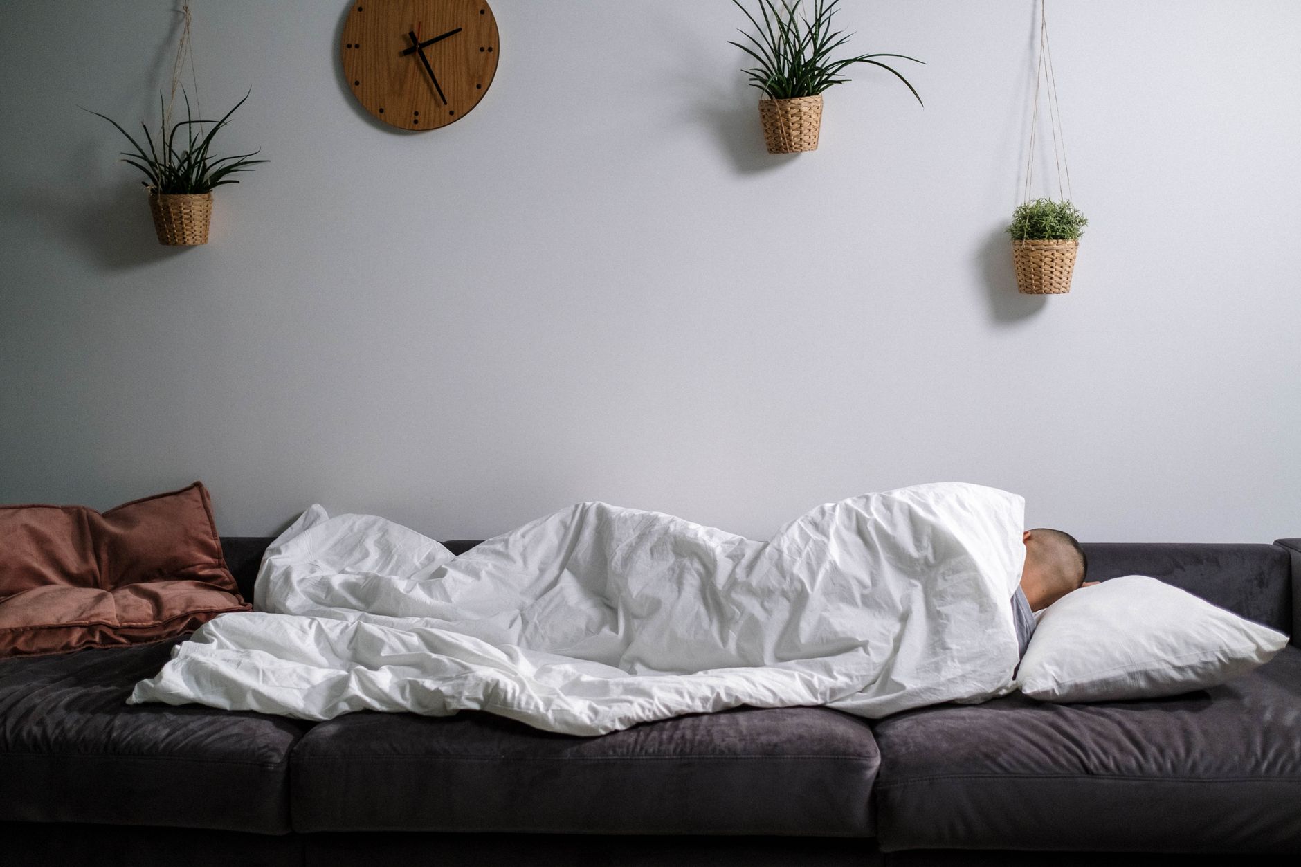 Pessoa relaxando tranquila no sofá de casa enquanto o robô trabalha e posta as ofertas